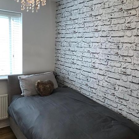 Double Room With En-Suite. Central For North West 레인힐 외부 사진