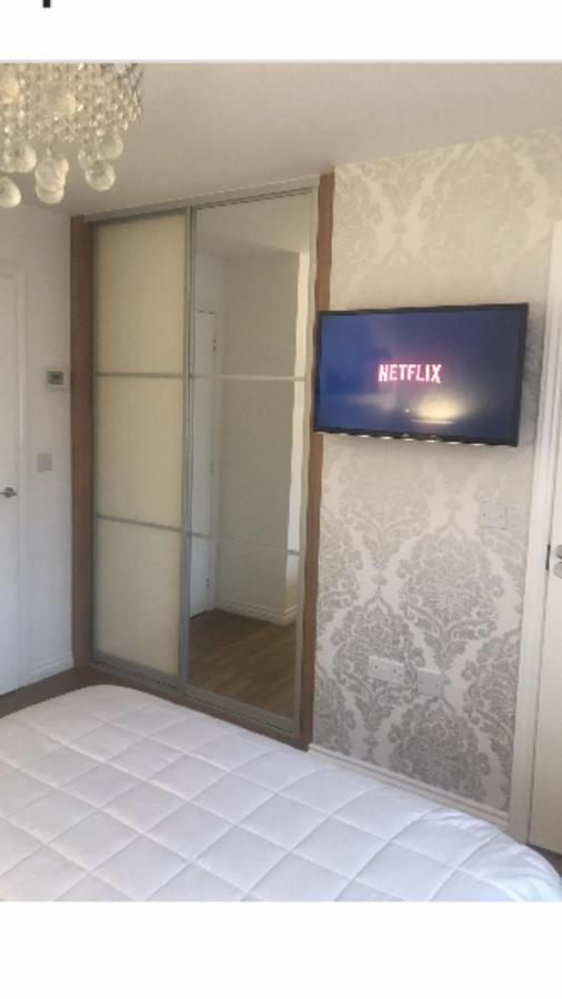 Double Room With En-Suite. Central For North West 레인힐 외부 사진