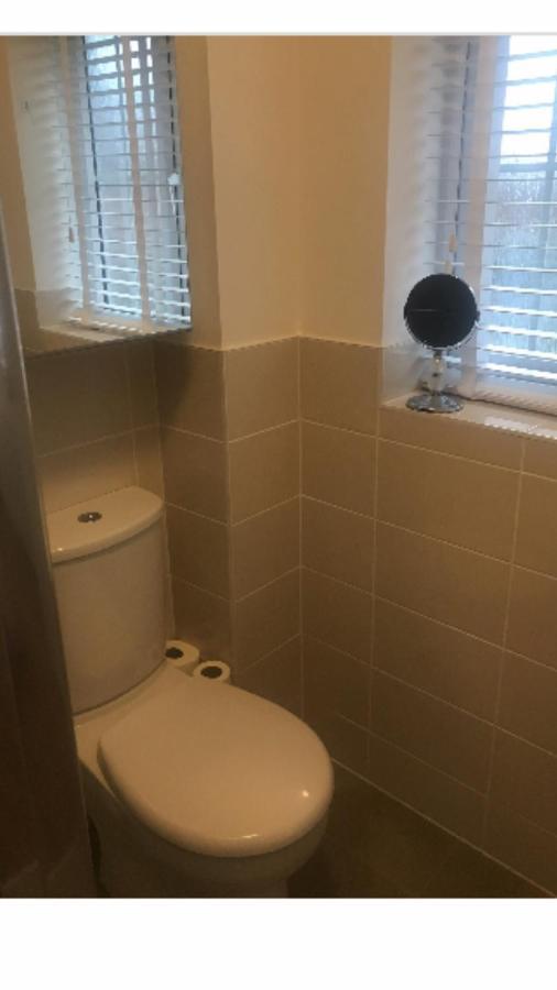 Double Room With En-Suite. Central For North West 레인힐 외부 사진
