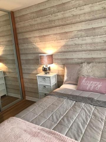 Double Room With En-Suite. Central For North West 레인힐 외부 사진
