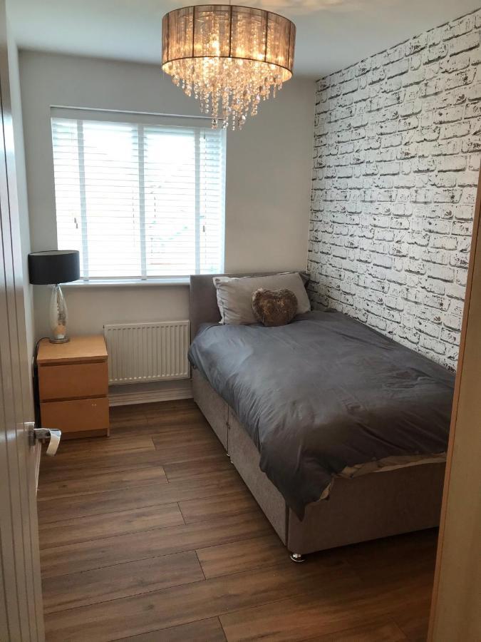Double Room With En-Suite. Central For North West 레인힐 외부 사진
