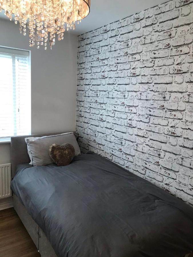 Double Room With En-Suite. Central For North West 레인힐 외부 사진